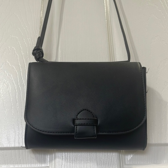 SIMPLE BLACK PURSE - Picture 1 of 5